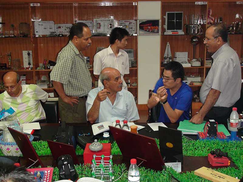 Foreign experts discuss technical issues in our company